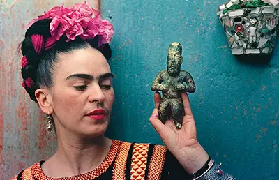 La moda de Frida Kahlo incluyendo ropa y joyería